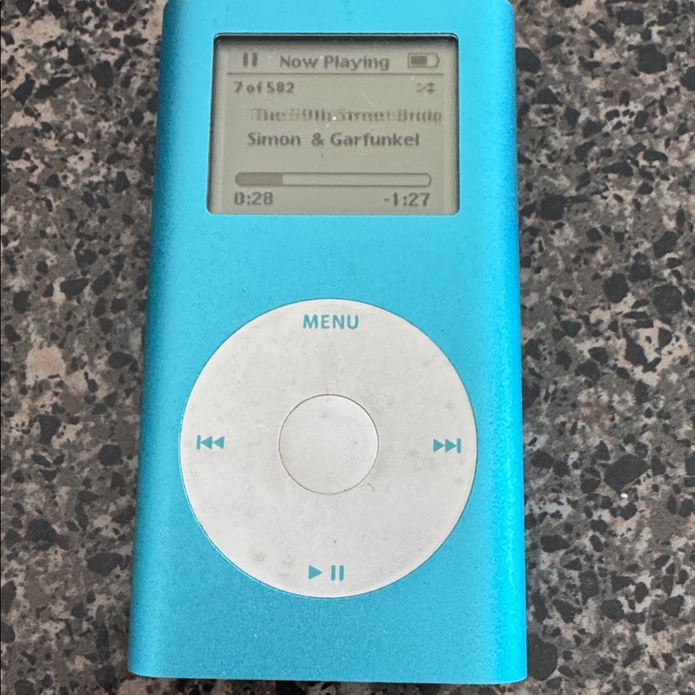 Apple IPod 4GB Teal With Altec Portable Speaker Dock  *read description*